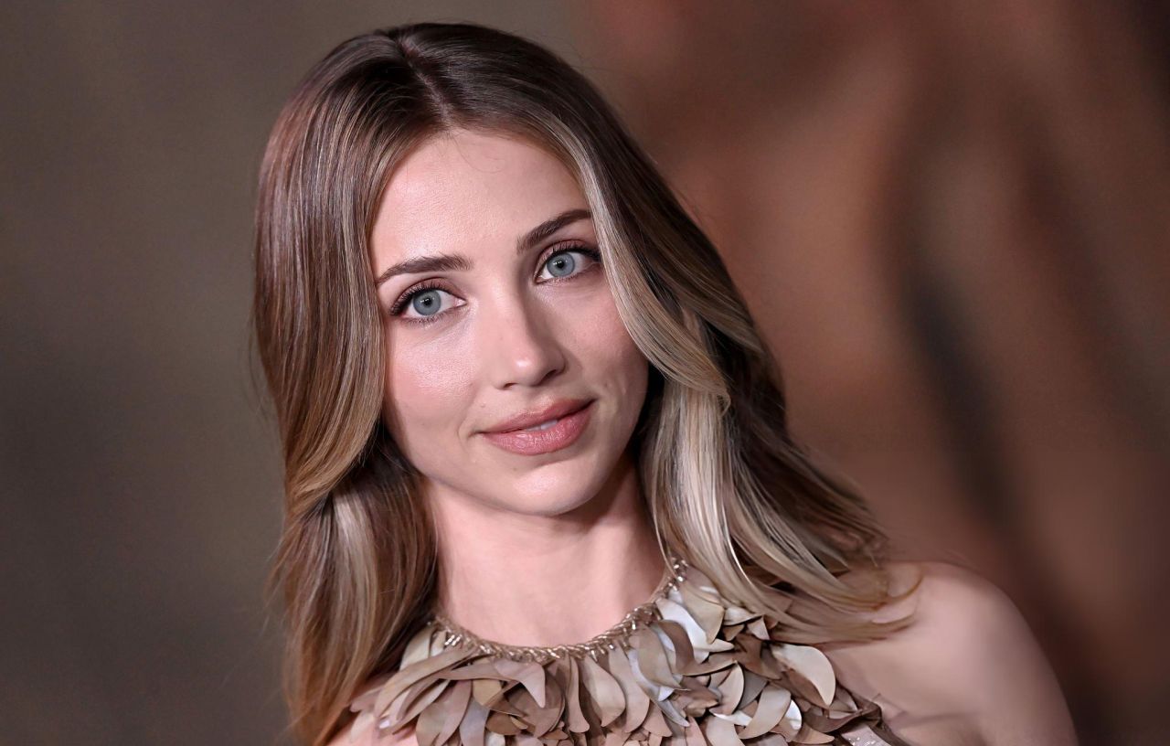 emily-rudd-at-one-piece-event-look-at-the-texture-5