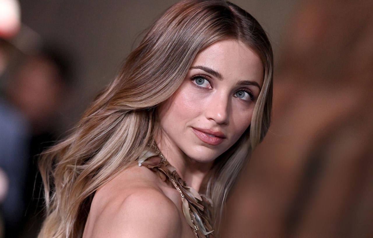 emily-rudd-at-one-piece-event-look-at-the-texture-6