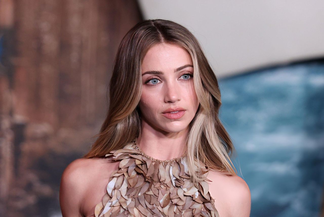 emily-rudd-at-one-piece-event-look-at-the-texture-7